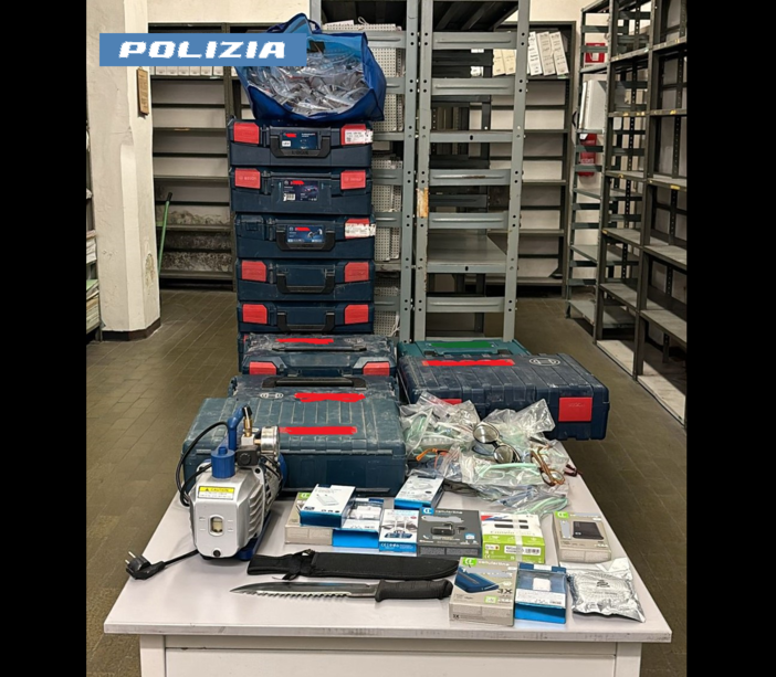 Profumi e occhiali firmati: nei guai per ricettazione il proprietario di un babershop