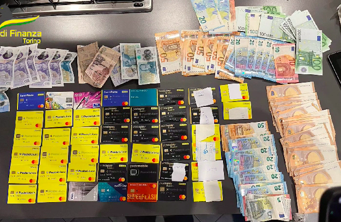 Producevano falsi documenti di lavoro e permessi di soggiorno: sequestrati beni per 1,6 milioni di euro