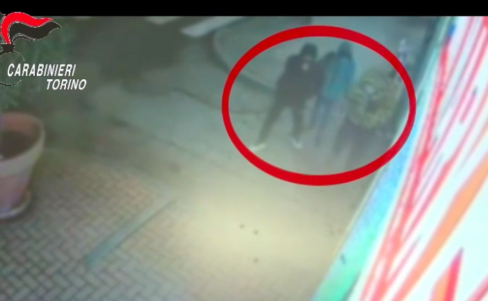 Cercano di saldare un debito rapinando un supermarket di Moncalieri: in arresto tre minorenni
