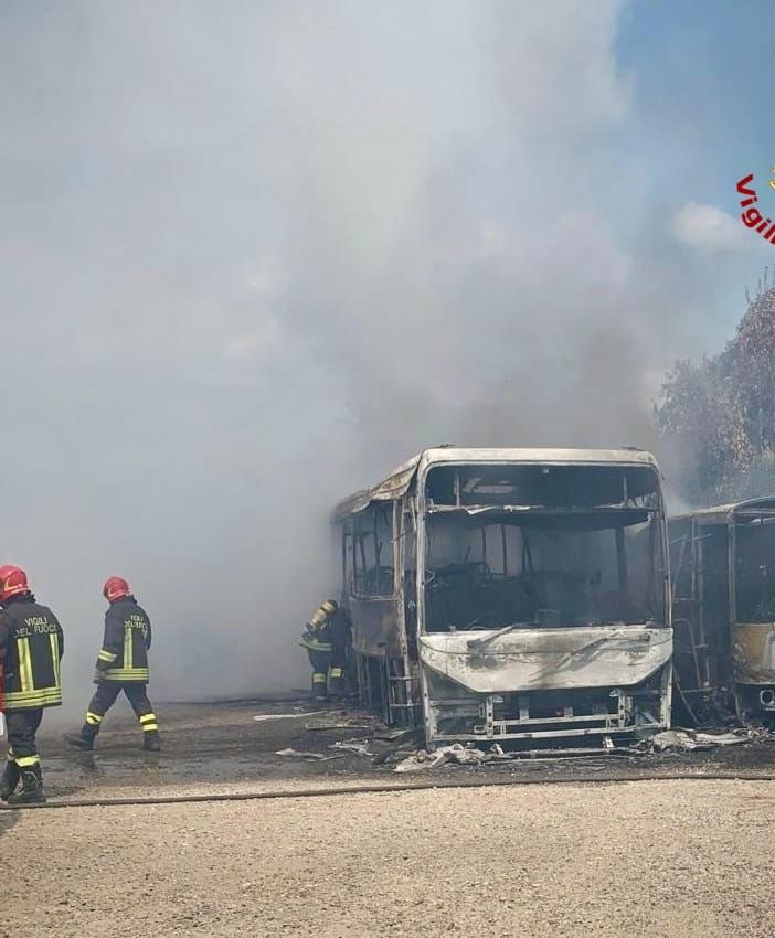 Alpignano, a fuoco due pullman parcheggiati in un deposito in via tetti