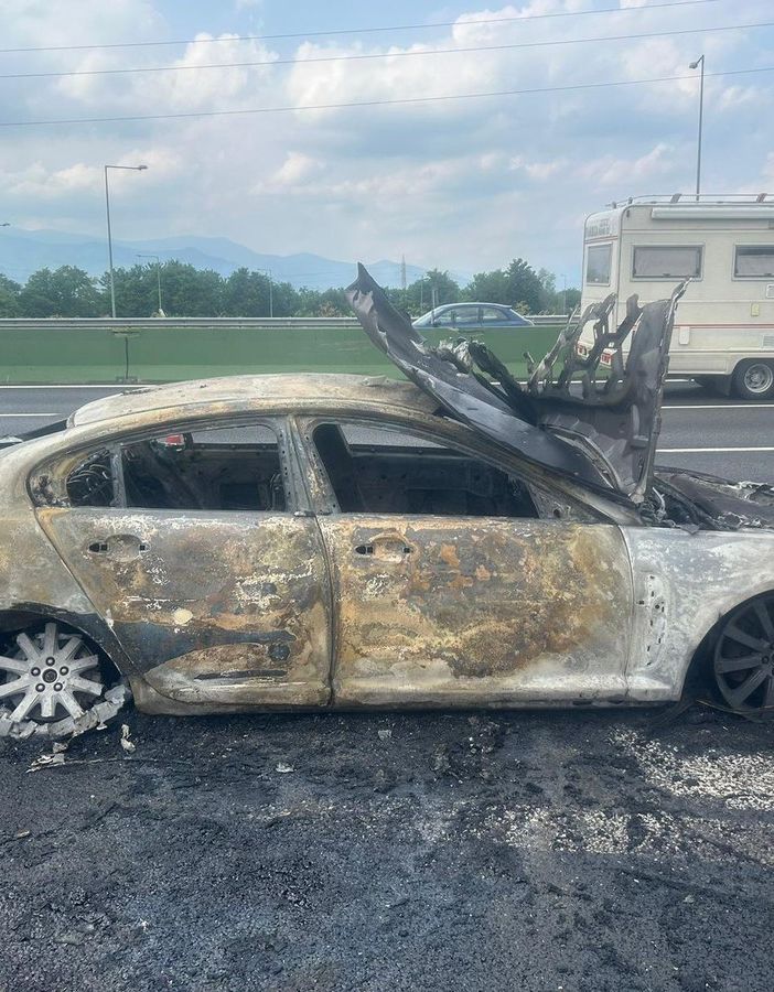 Veicolo in fiamme in tangenziale nord all'altezza di Collegno: nessun ferito