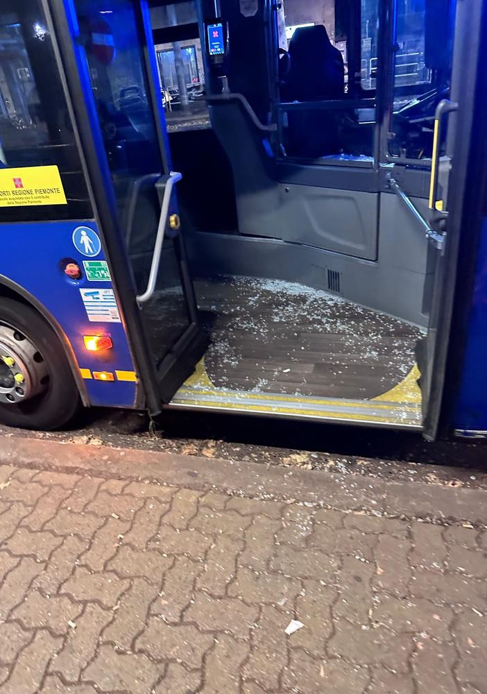 Autista aggredito sul bus in corso Regina: “Centrale operativa poco tempestiva. Io al telefono con i Carabinieri mentre venivo minacciato”
