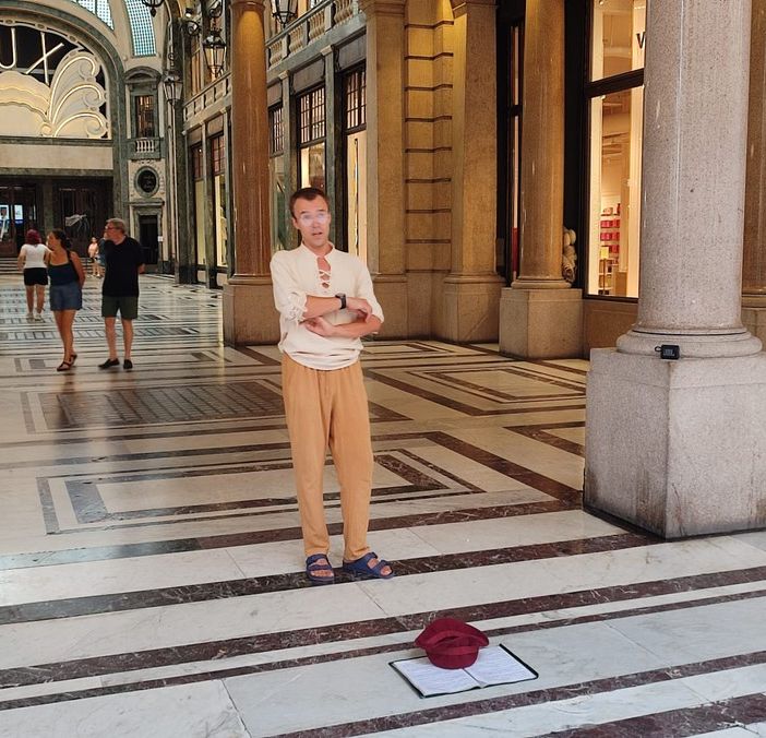 A Torino canta Alexander, il basso-baritono che ha scelto la strada per diffondere la lirica tra la gente