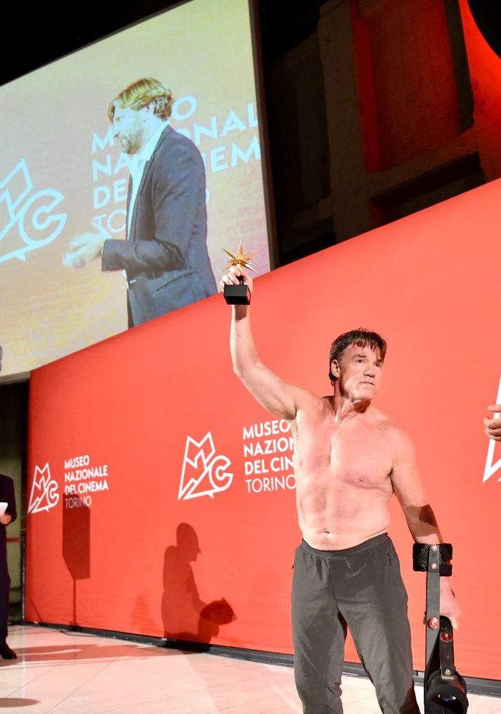 Il regista Ruben Östlund riceve il Premio Stella della Mole e inaugura l'opera ispirata al suo film The Square