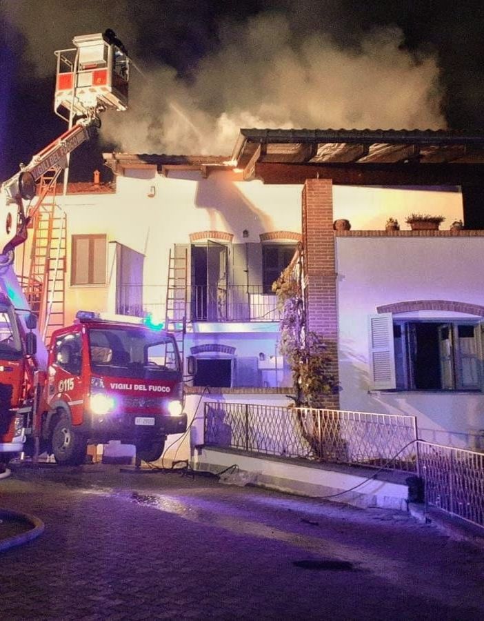 Incendio distrugge un'abitazione a Pecetto Torinese: inagibile l'edificio, ma nessun ferito