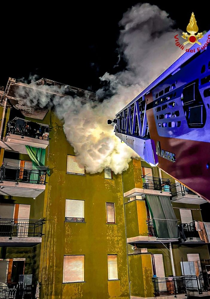 Incendio a Ciriè: le fiamme divorano un alloggio, una donna evacuata e ricoverata in ospedale
