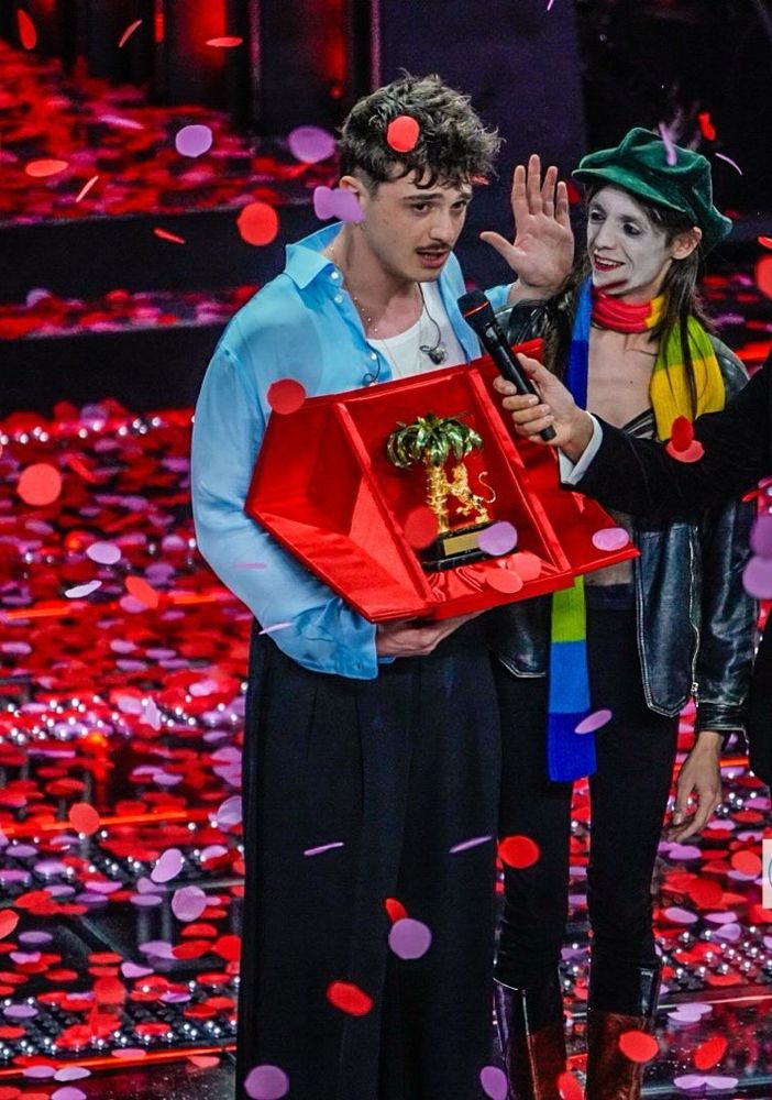 Sanremo 2025, vince Olly con &quot;Balorda Nostalgia&quot;. Niente da fare per il torinese Willie Peyote