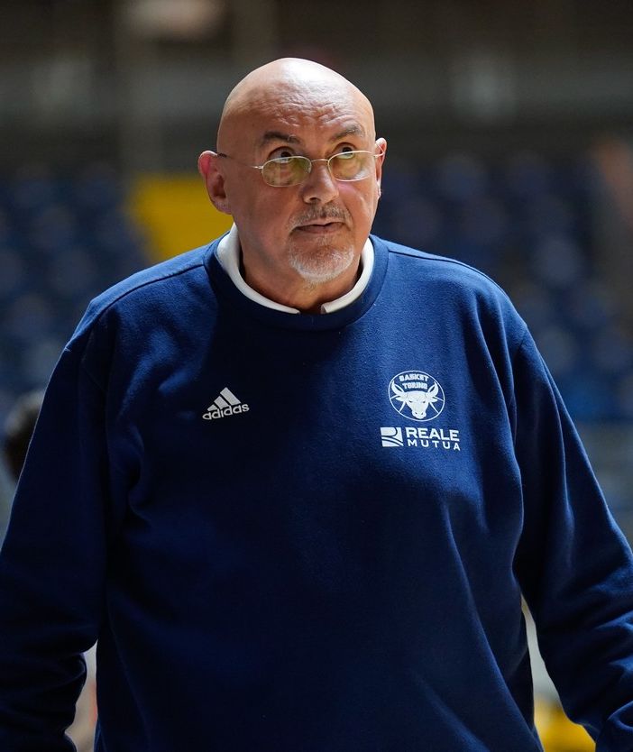 Basket, Reale Mutua: il coach Matteo Boniciolli fa un passo indietro per questioni di salute