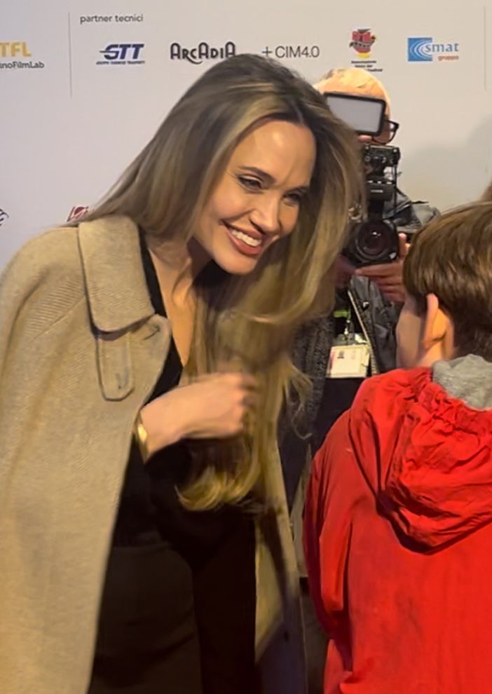 Angelina Jolie un giorno a Torino: dalle foto con i giornalisti ai selfie con fan