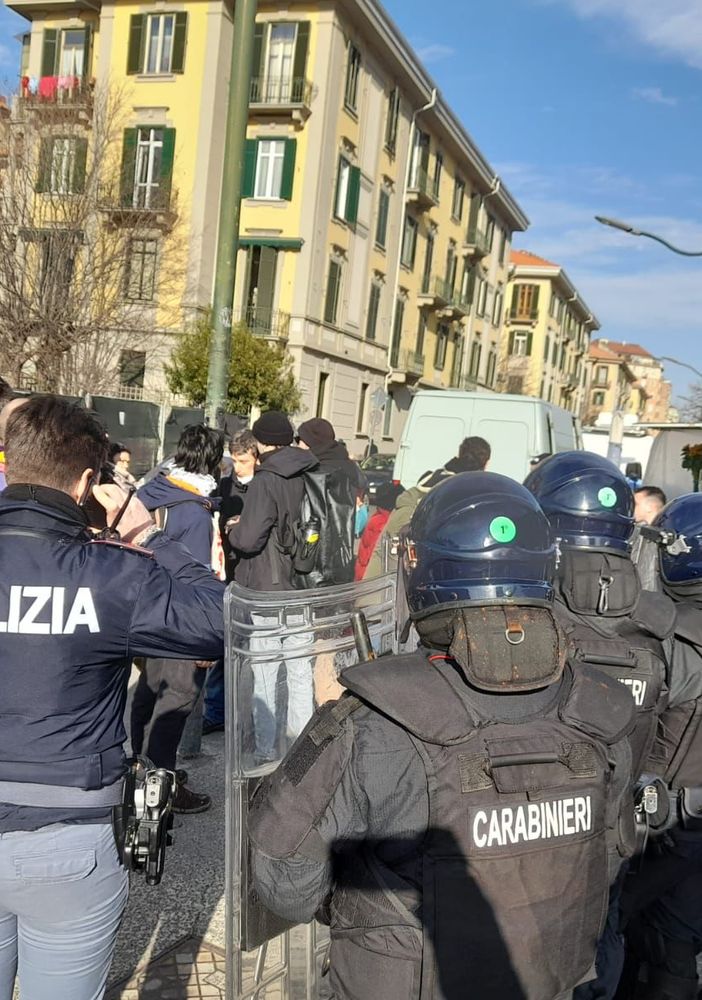Centri sociali &quot;assaltano&quot; gazebo di FdI: nuove tensioni a Torino