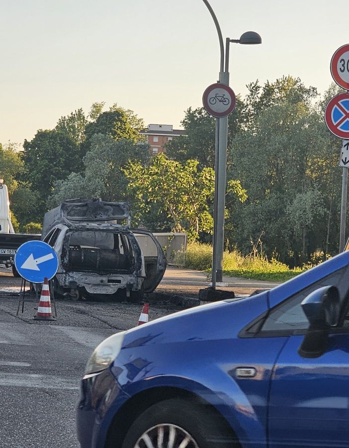 Auto distrutta dalle fiamme a Torino nord: pompieri in azione