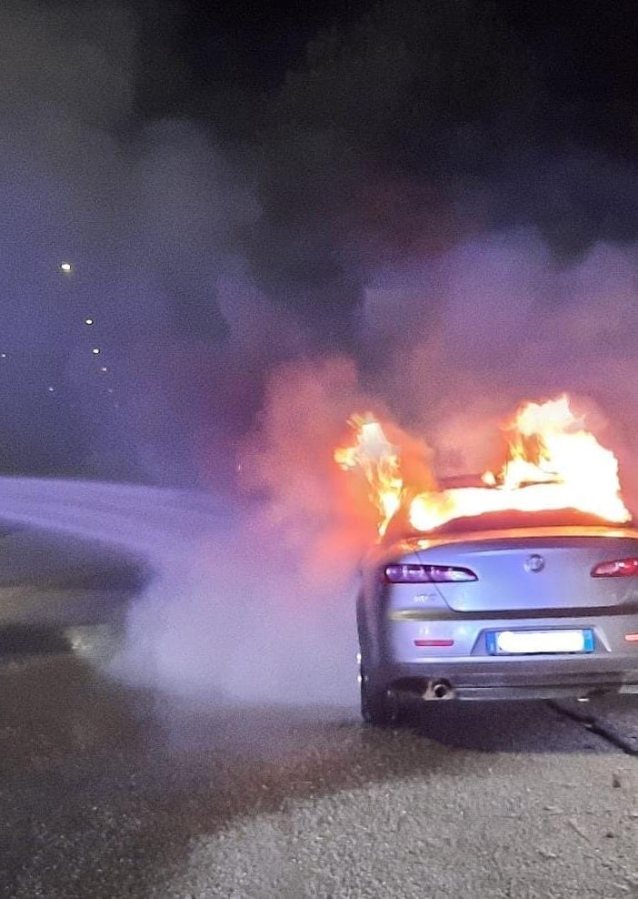 Bibiana, auto in fiamme in via Pinerolo: incolume il conducente