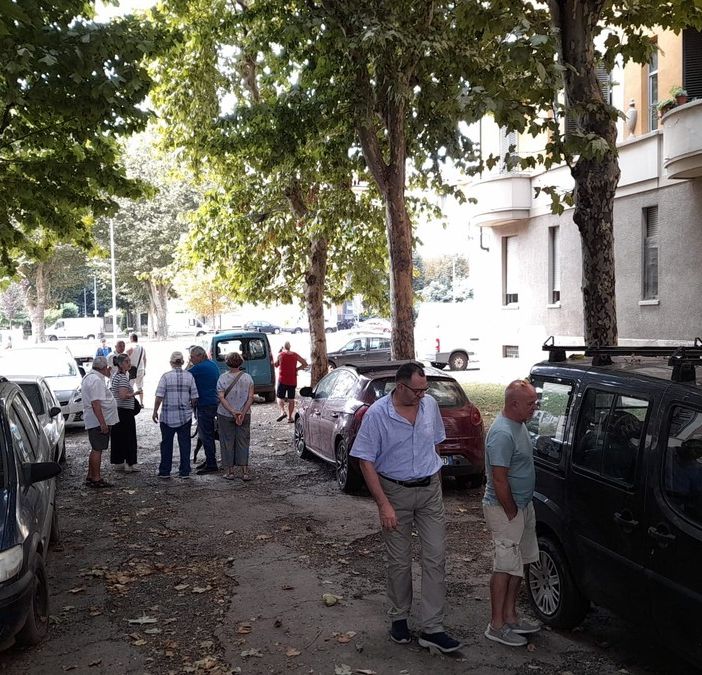 auto abbandonate in cortile