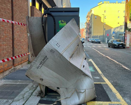 Colonnina di ricarica elettrica in via Correggio: ancora mesi di verifiche prima di vederla attiva