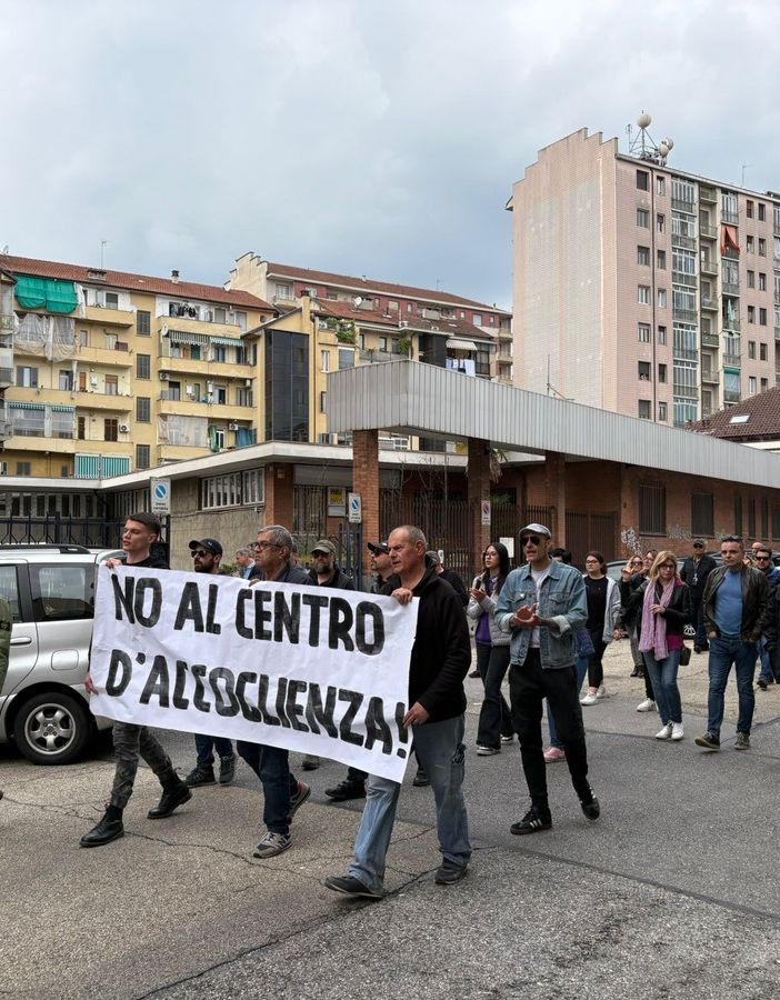 I cittadini sfilano per le vie di Nizza Millefonti per dire &quot;no&quot; al centro d’accoglienza