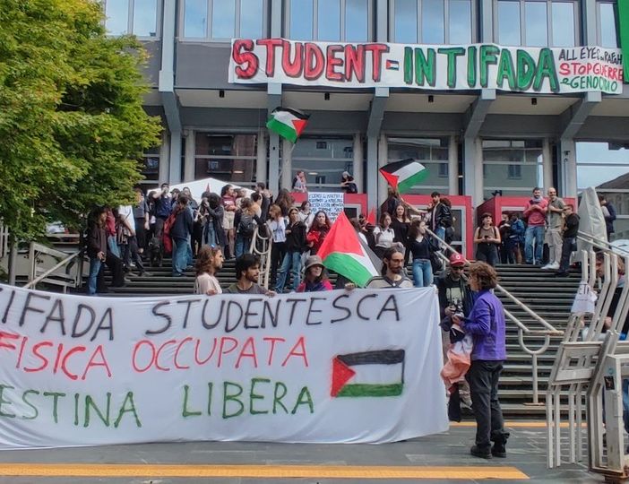 Davanti a Palazzo Nuovo srotolato l'elenco di 20 mila nomi di vittime palestinesi