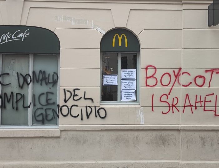 In migliaia al corteo Pro Palestina. Bruciate le bandiere dell'UE e della Nato, imbrattati muri di McDonald's FOTO]