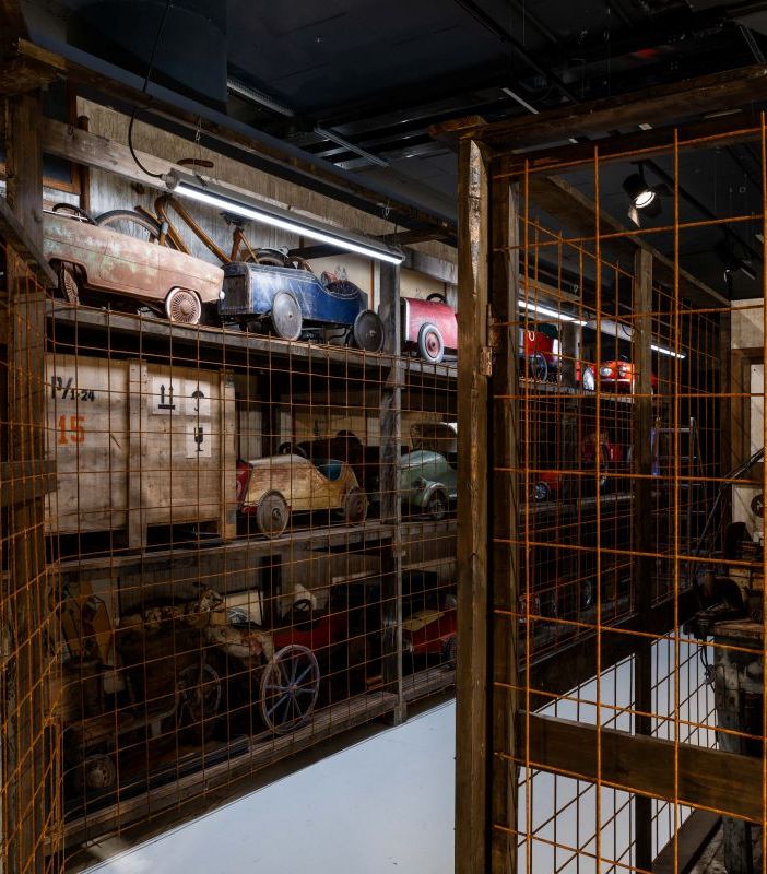 Al Mauto, la mostra per riscoprire il piacere di giocare con le auto di Robert Kuśmirowski