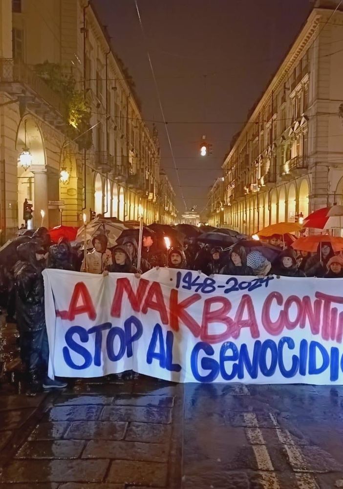 Fiaccolata Pro Palestina: studenti e cittadini ricordano la Nakba. Imbrattata la sede del Rettorato