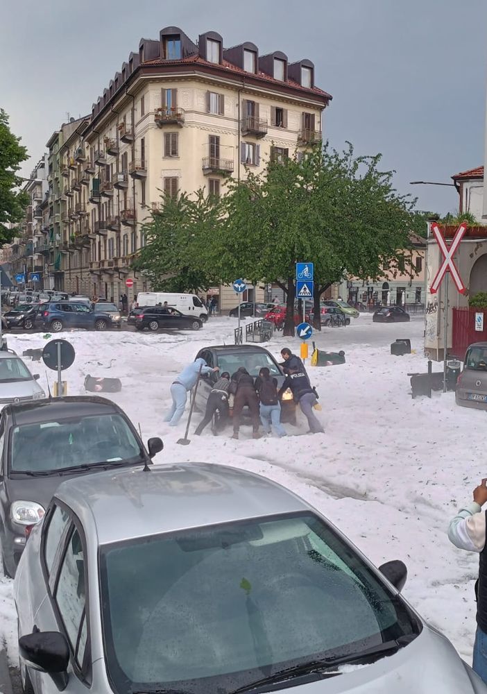 Borgo Dora &quot;affoga&quot; nei vecchi incubi, strade e negozi allagati dopo la tempesta: &quot;Siamo stufi&quot;