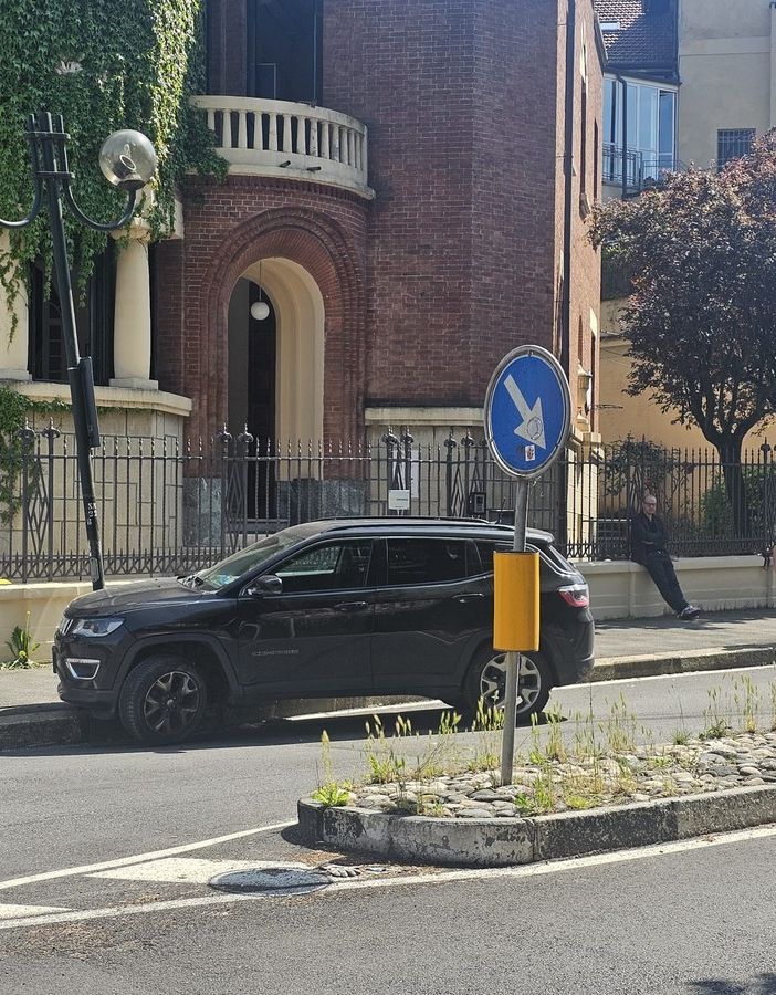Macchina contro palo della luce in corso Quintino Sella: traffico e bus deviati