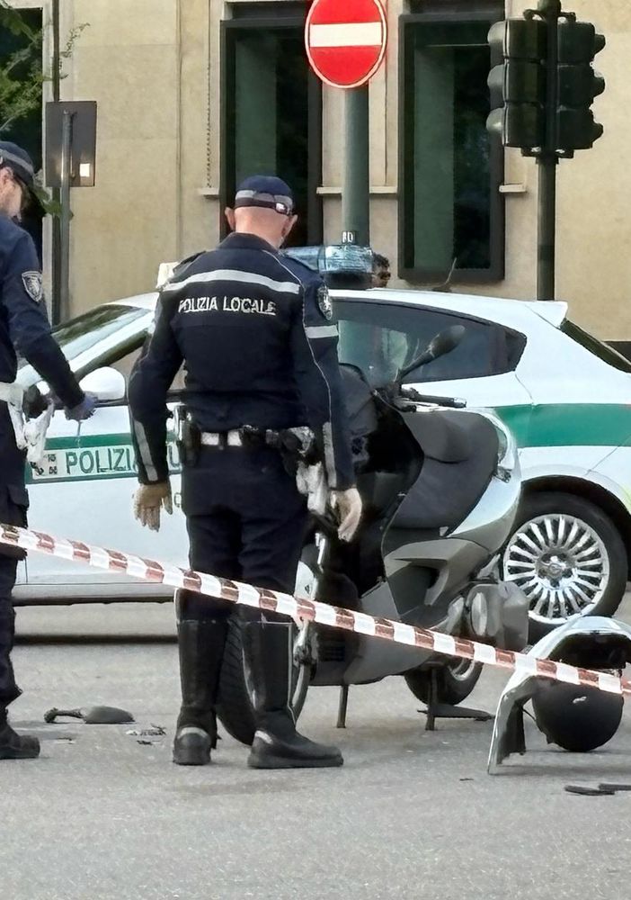 Scontro tra auto e moto in corso Stati Uniti: gravi le condizioni del centauro