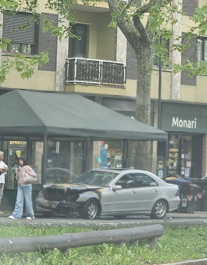 Mercedes prende fuoco da sola in corso Traiano