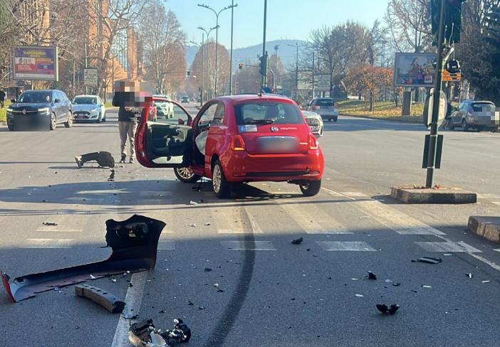 Scontro tra auto e ambulanza in corso Vittorio: nell'impatto il mezzo di soccorso si ribalta