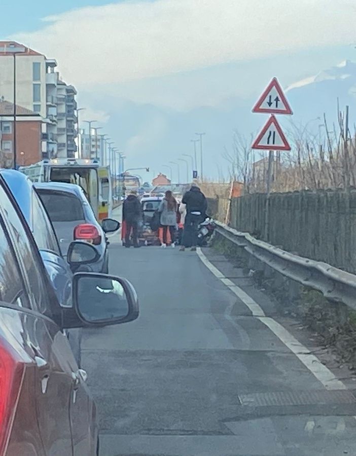 Scontro tra auto e moto in via Tirreno: un ferito trasportato in ospedale