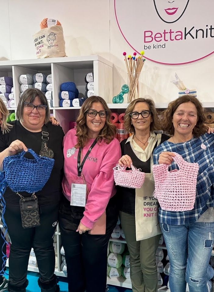 L'arte del fare a maglia come terapia: a Torino si celebra la Giornata Mondiale del Knit