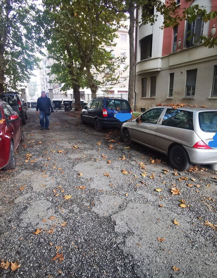 Case popolari borgo Filadelfia: via le auto abbandonate, ma restano le buche