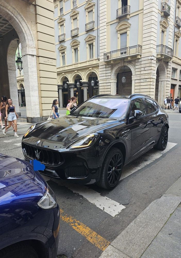 Maleducazione su ruote in centro Torino: Maserati in sosta sulle strisce
