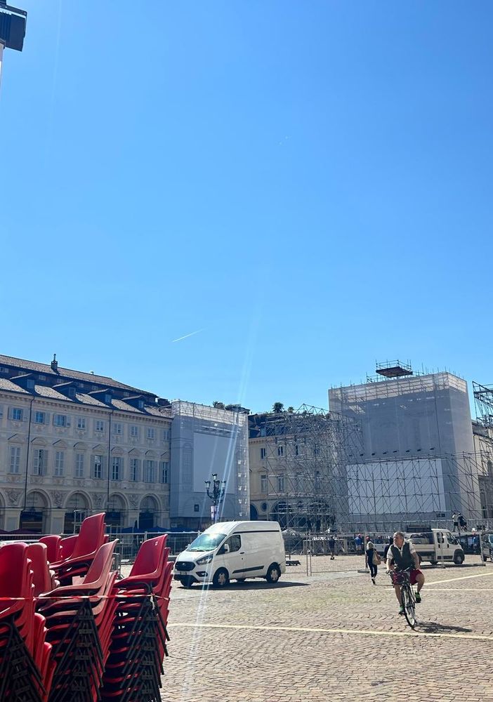 Piazza San Carlo si prepara a ospitare il Salone dell'Auto: in corso gli allestimenti di stand e palchi