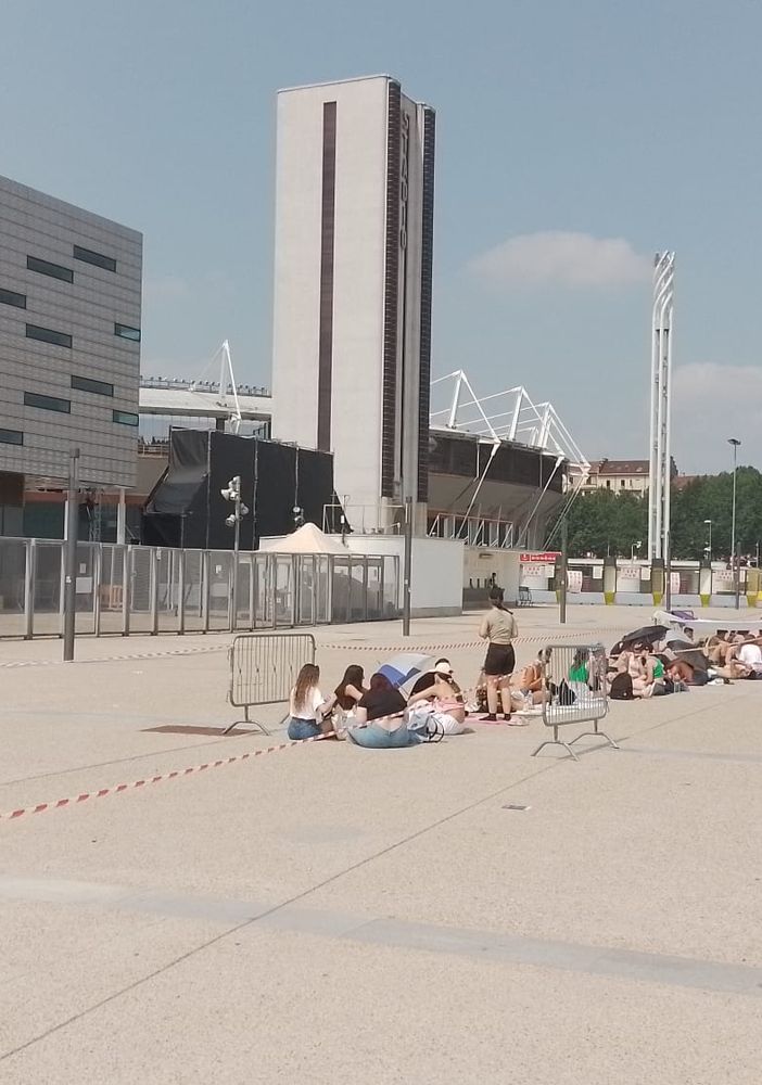 Pinguini Tattici Nucleari: i fan in attesa al Grande Torino per il loro Stadi Tour 2023