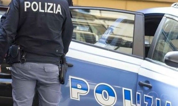 agente di polizia con automobile
