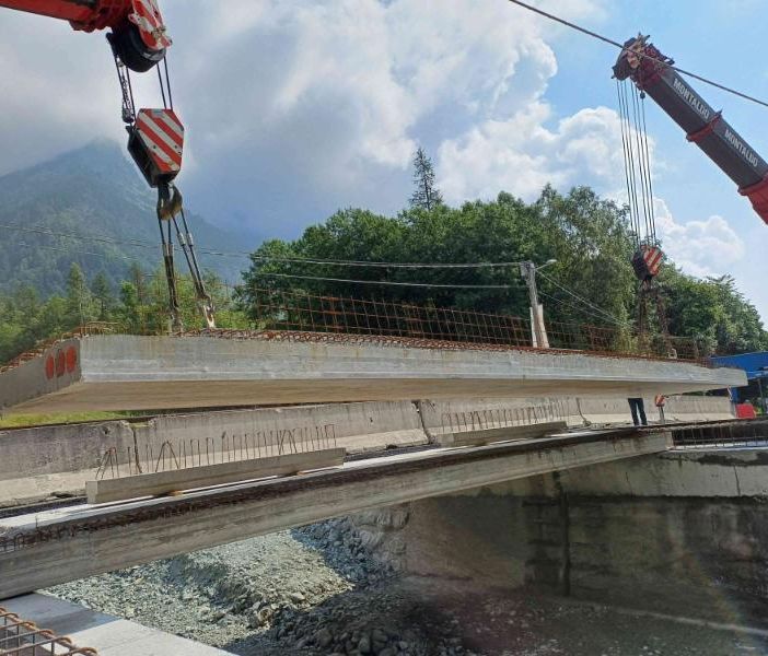 Usseglio, installato l'impalco del nuovo ponte sul Rio Venaus lungo la SP 32