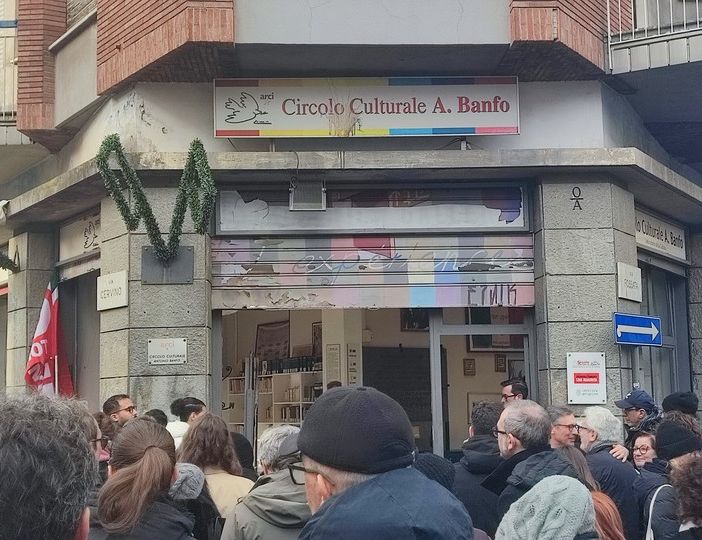 L'abbraccio di Barriera di Milano al circolo Arci vittima dell'esplosione [FOTO E VIDEO]