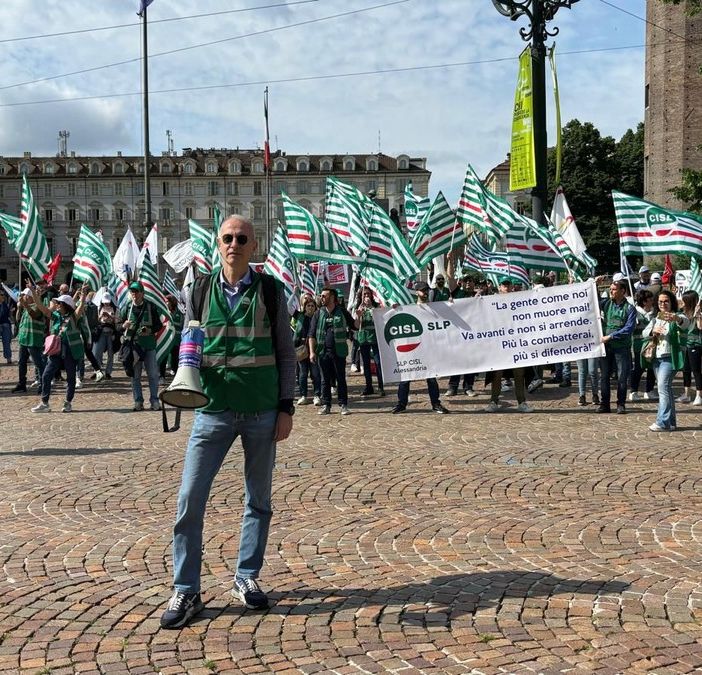 Poste Italiane, il sit-in dei lavoratori in piazza Castello contro la privatizzazione