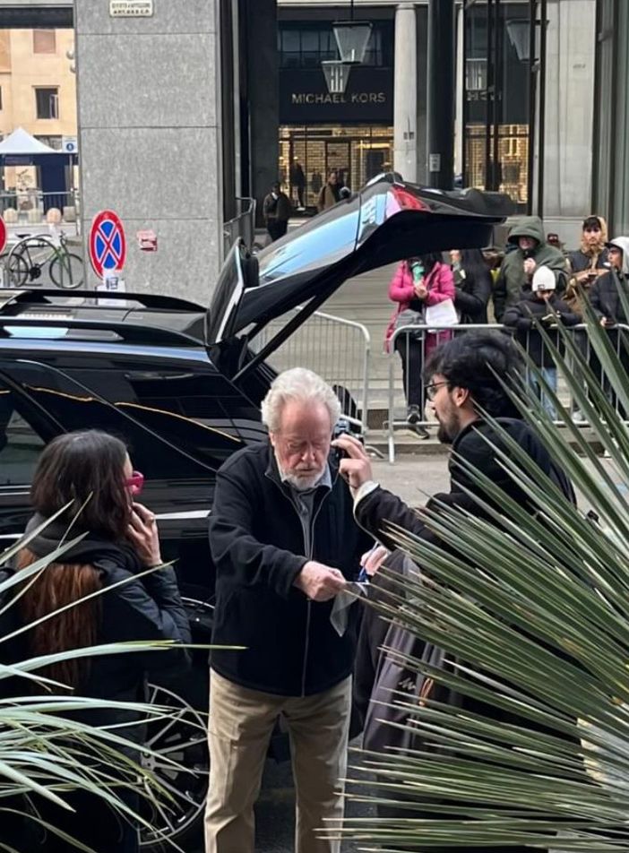 Ridley Scott nello scatto pubblicato sui social dall'hotel Principi di Piemonte