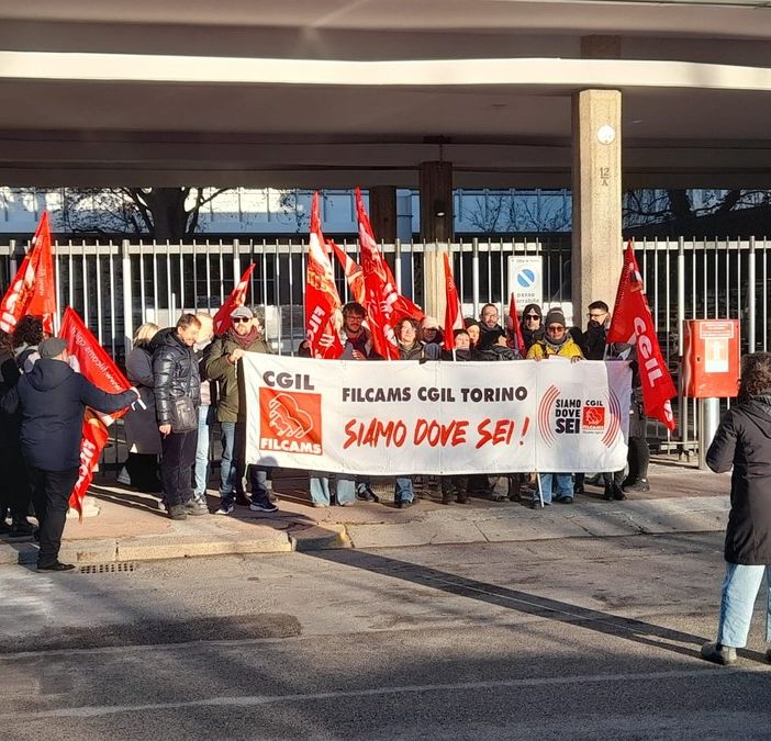 manifestazione di protesta con striscioni