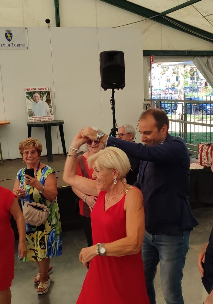 Una partita a petanque e un giro in balera: Lo Russo in visita in piazza D'Armi