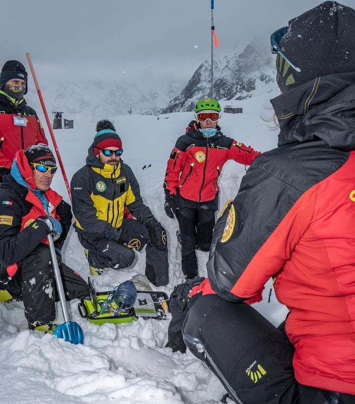 Nuovi defibrillatori Dae a disposizione delle 51 stazioni del Soccorso Alpino