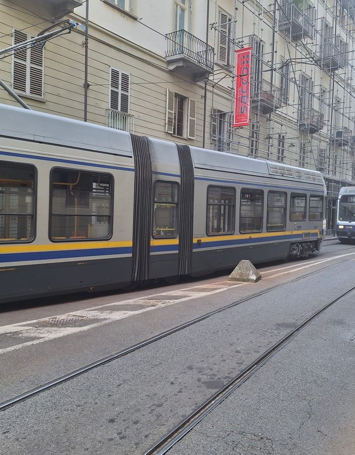 Traffico in tilt in piazza Vittorio Veneto: sei tram bloccati con le doppie frecce