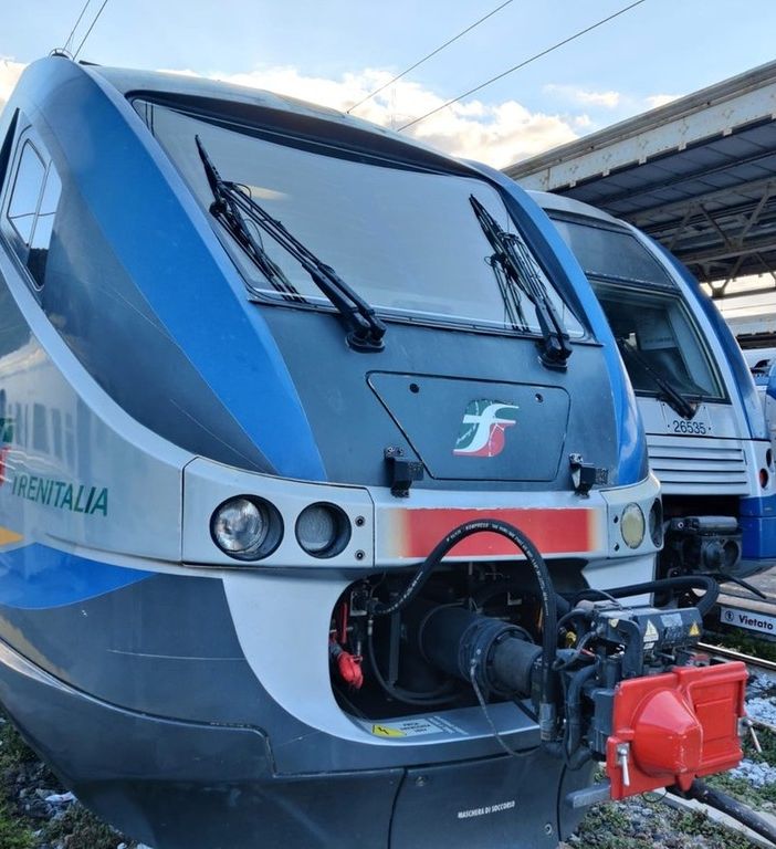 Auto bloccata vicino ai binari e blackout a Trofarello, ritardi oltre l’ora: un’altra giornata di passione per chi viaggia in treno