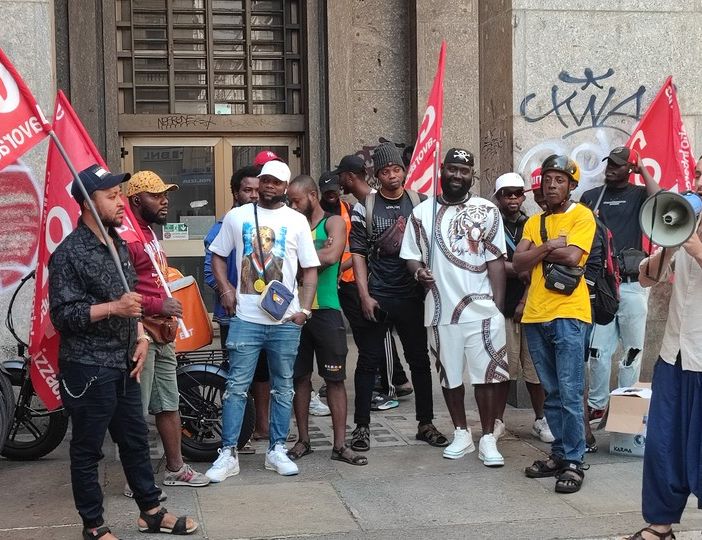 Presidio dei rider Uber Eats davanti all'Inps: &quot;Chiediamo garanzie del salario&quot;