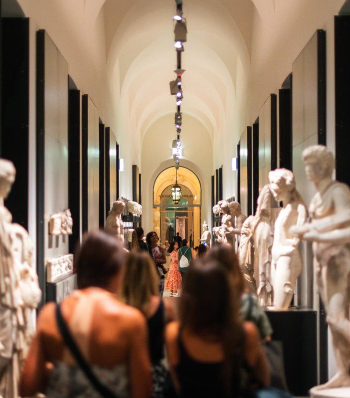 Una notte al Museo di Antichità con Guerrilla Spam: la mostra che mette in dialogo arte antica e contemporanea