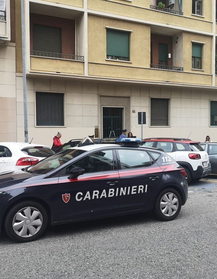 Femminicidio in Barriera di Milano: accoltella l'ex moglie davanti ai figli e poi scappa