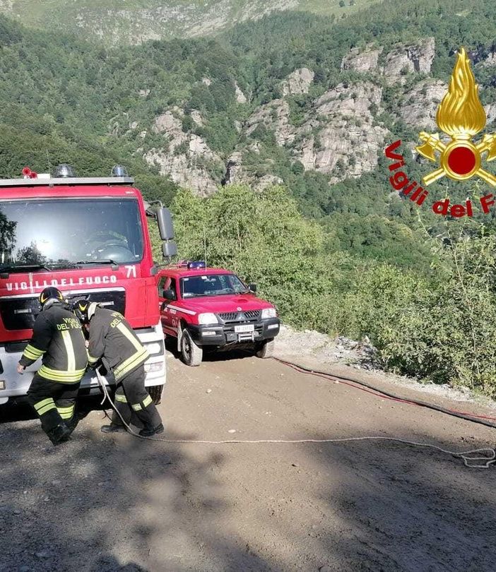 Rorà, camion da cava cade in un dirupo e prende fuoco: illeso il conducente