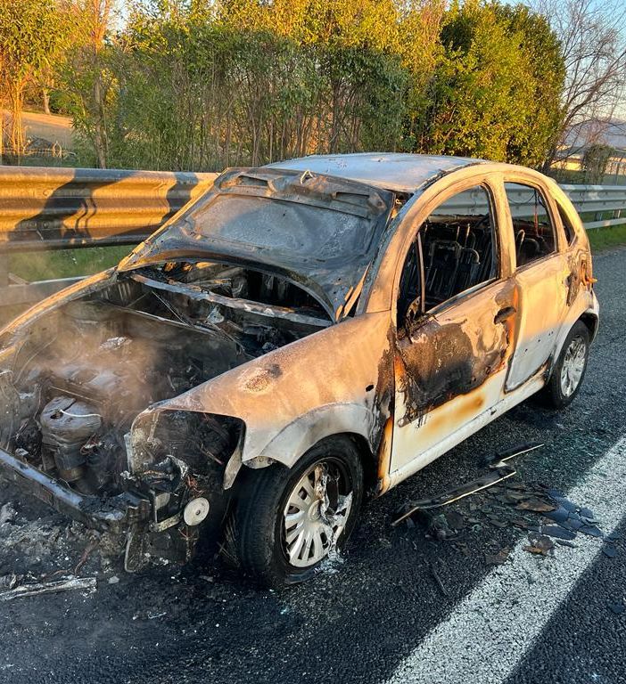 Veicolo in fiamme sulla tangenziale Sud a Rivalta: traffico rallentato