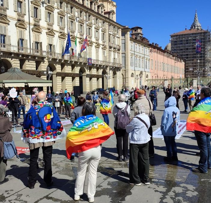 “La guerra non è mai la soluzione”: da piazza Castello un monito per la pace e contro le armi